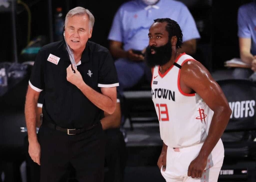 Mike D’Antoni(左)準備接受Jordan的面試。
