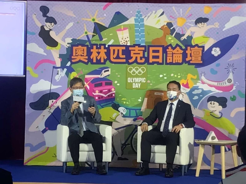 國立體大校長邱炳坤(右)。中華奧會提供