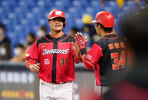 代打的林智勝再敲出安打,幫助味全拿下超前分。味全龍提供