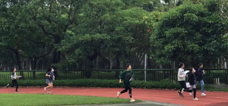 小朋友在自家學校內玩定向越野。中華民國定向越野協會提供