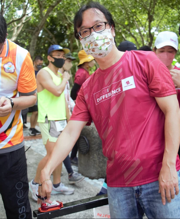 新北市觀光旅遊局長楊宗珉示範定向打點方式。中華民國定向越野協會提供