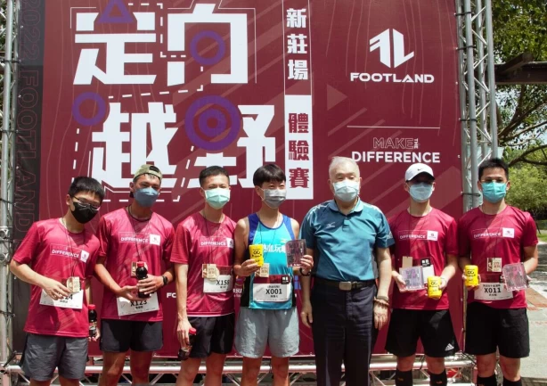 獲得前六名選手冠軍許文桐右1。中華民國定向越野協會提供