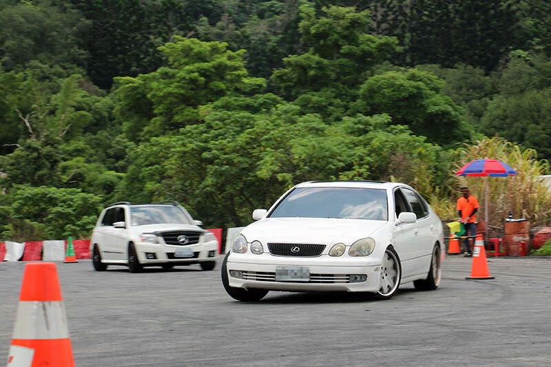 黃毓容(前車)與吳宜儒(後車)兩位媽媽車手直接開著平常接送孩子的保母車就下場比賽了。大會提供