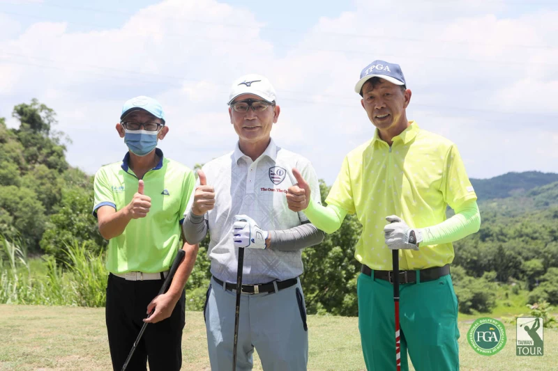 開球儀式貴賓台灣美津濃公司總經理周宏津中斑芝花高爾夫俱樂部副理胡久堤左TPGA理事長陳榮興。TPGA提供/林聖凱攝影