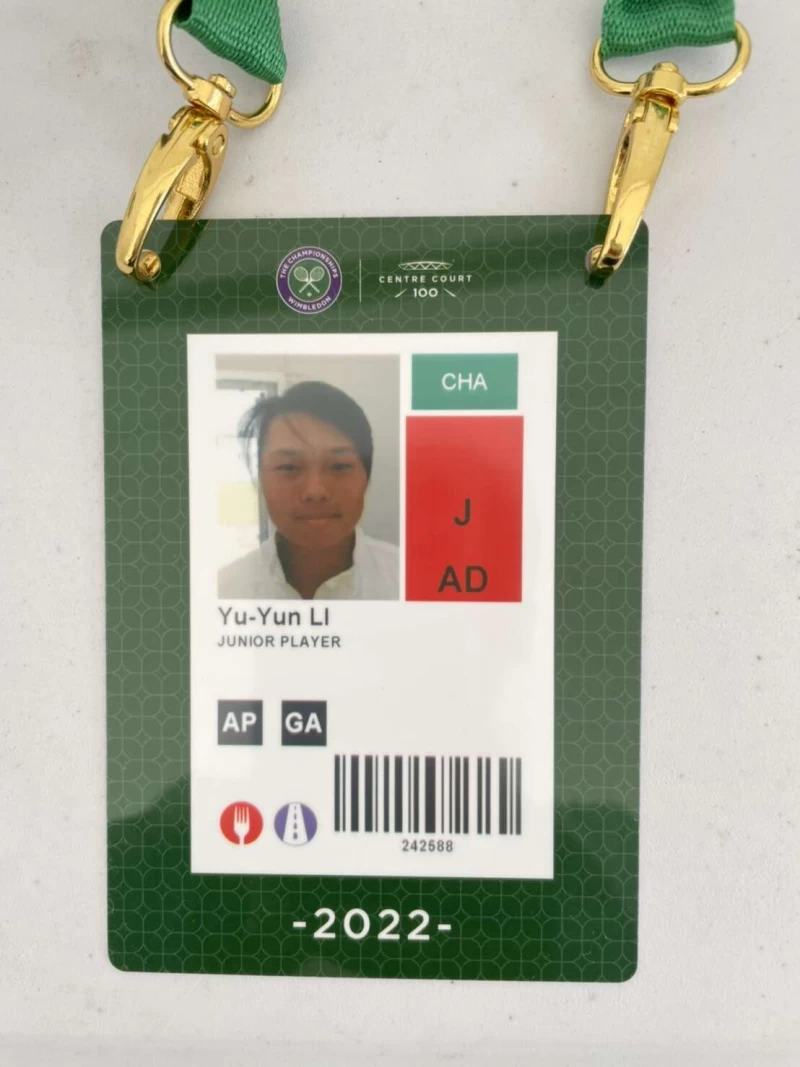 從溫網青少女會外闖進會內賽的李羽芸,高興地展示她的選手證。蔡怡甄 提供