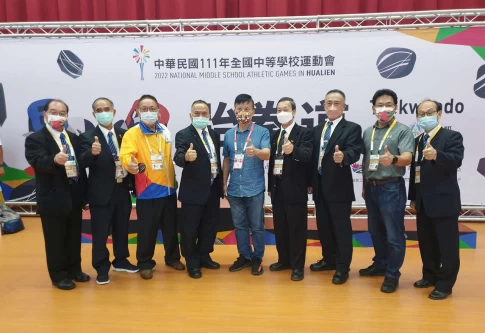 中華民國跆拳道協會理事長張火爐與大會技術委員合影。花蓮縣政府提供