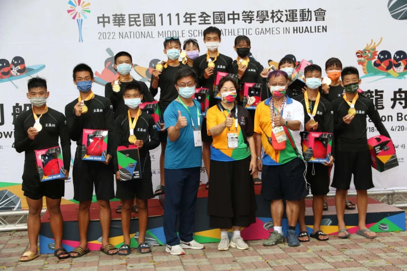 宜蘭縣吳沙國中勇奪1000公尺龍舟競速直道賽金牌花蓮縣長徐榛蔚頒獎合影。蔡宗憲攝