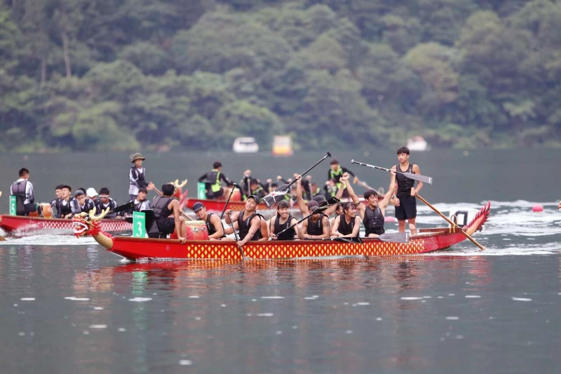花蓮體中勇奪輕艇競速龍舟1000公尺直道賽金牌選手振臂歡呼。蔡宗憲攝