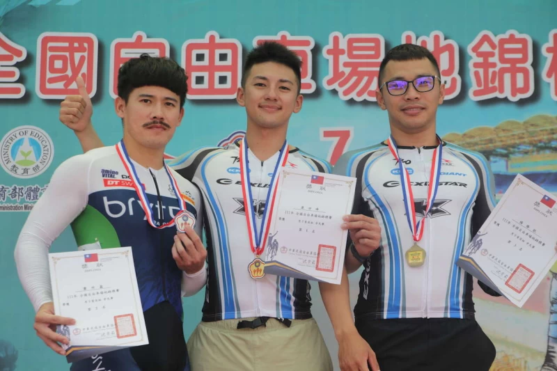 康士峰(中)奪男菁爭先賽六連霸。自由車協會提供