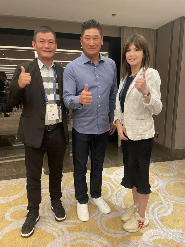 亞洲棒球總會會長辜仲諒（中）和亞洲壘球總會會長潘一全（左），羅俞欣（右）是中華壘協理事長。（壘協提供）
