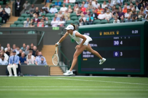 勞力士代言人伊加斯威雅蒂Iga Świątek於2021年溫布頓錦標賽The Championships Wimbledon冠軍賽中帥氣發球。Rolex Antoine Couvercelle