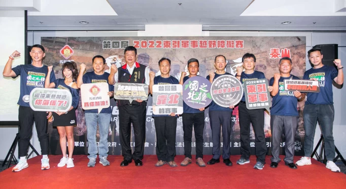 左起:三鐵冒險王賴俊龍、外景女鐵人段慧琳、連江縣議會議長張永江、連江縣立法委員陳雪生、連江縣縣長劉增應、東引鄉鄉長林德建、泰山企業集團董事長詹景超、連江縣政府教育處處長陳冠人、東引鄉代會主席王維德、東引指揮部政戰主任張凱傑上校。官方提供
