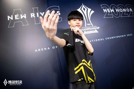 被譽為天才選手的Nk誓言拿下今年AIC冠軍獎盃。官方提供