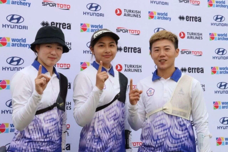 在巴黎拿下女子團體反曲弓金牌的台灣女將士氣高昂。官方提供