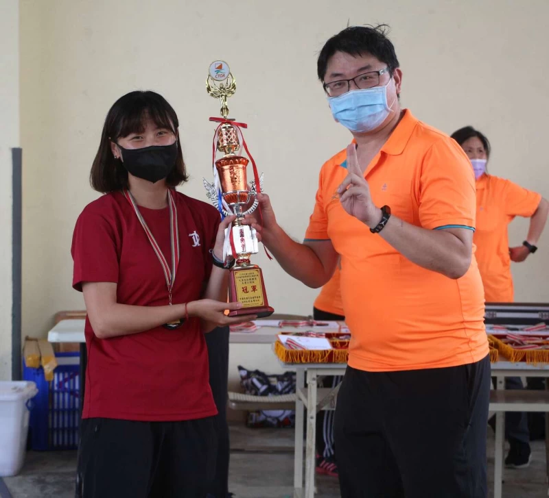 中正大學獲得大專女子公開組團體冠軍。中華民國定向越野協會提供