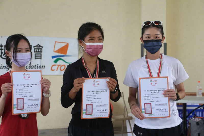 聽障球后林家文右1跨界參賽意外拿到公開女子組冠軍。中華民國定向越野協會提供