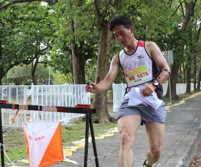 選手必須在終點把SI指卡放到感應器後才算完賽。中華民國定向越野協會提供