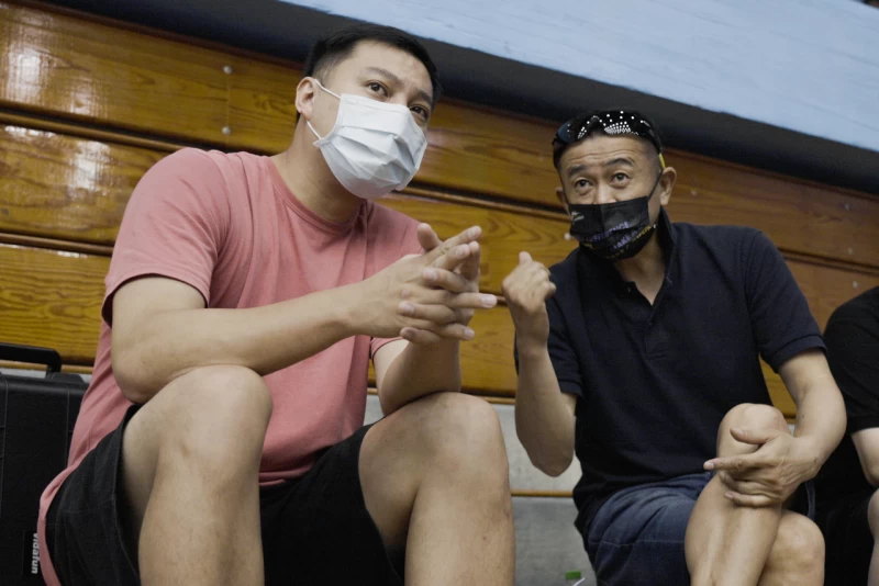 桃園雲豹總經理蘇翊傑左與總教練劉嘉發右到體測會現場選才。官方提供