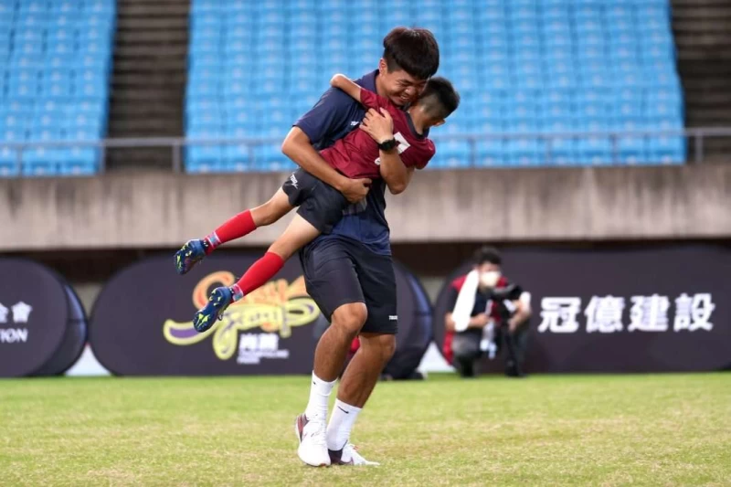 航源 FC U8 在八強賽 PK 獲勝晉級四強，賽後第一時間教練與球員熱情相擁。(圖：大會提供)