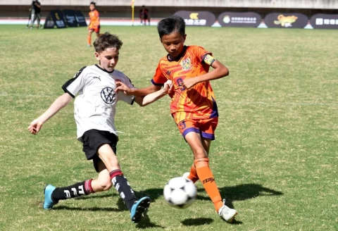 MFA U10 的 BEN (左) 以全能表現協助球隊摘冠，並且獲得 U10 組的金靴獎。(大會提供)