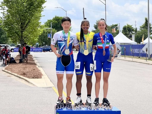 伯明罕世界運動會滑輪溜冰選手陳映竹左獲得公路賽女子100公尺爭先賽銀牌。體育署提供
