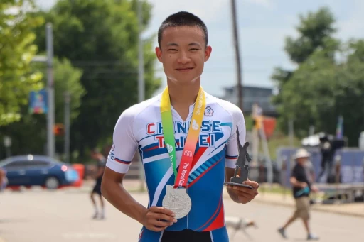 伯明罕世界運動會郭立陽獲得滑輪溜冰男子公路100公尺爭先賽銀牌。體育署提供
