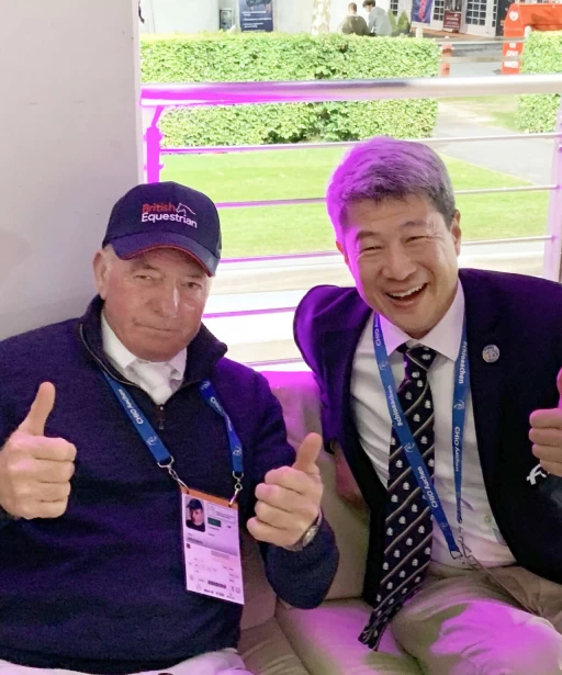 世界冠軍英倫傳奇騎士 John Whitaker(左)與FEI國際馬術總會副會長黃啟芳合影 。STARFiSH星予運動經紀提供