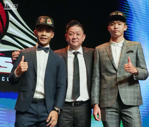 總經理汪蔚傑與獲選球員李明修(左)及董永全(右)合影。官方提供