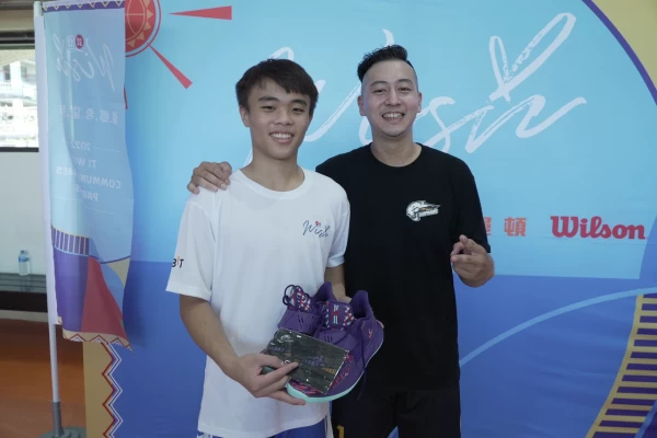 雲豹鄭瑋當場脫鞋贈小球員。官方提供
