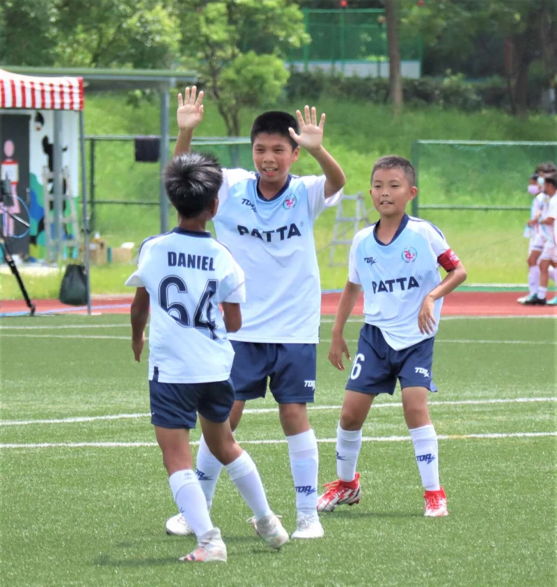 五年級冠軍小雷鳥足愛踢 余佾柏(19號)撈簇杜達利(64號)。大會提供