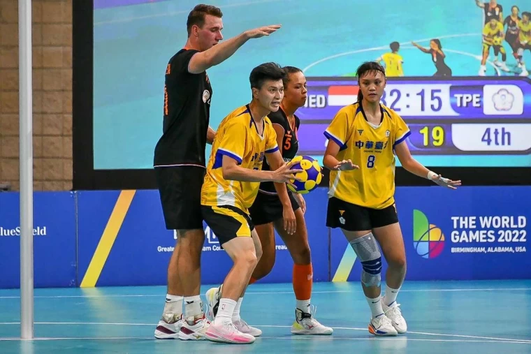 伯明罕世界運動會合球隊勇敢對戰荷蘭隊高大選手。體育署提供
