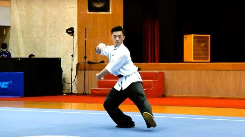陳幸杉稱霸大專男子組太極拳劍。