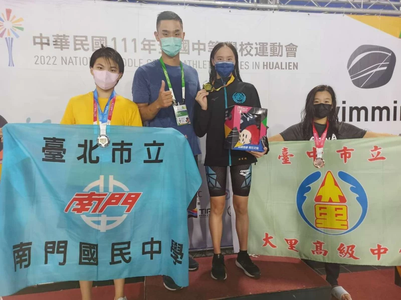 前自由式全國紀錄保持者曾昱誠(左2)期許林家嫻(右2)可以慢慢成長。詹健全攝