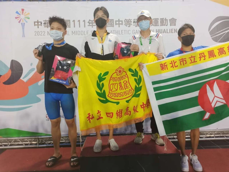 黃國倫(左2)準備上東華大學。詹健全攝