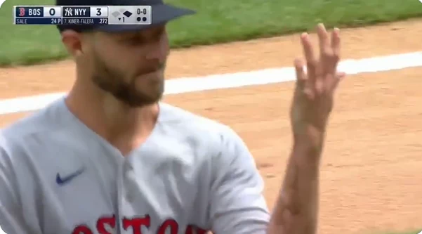 波士頓紅襪巨投塞爾（Chris Sale）第一局卻遭強襲球吻直接「斷了」。摘自推特