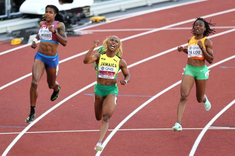 35歲媽媽選手普萊斯（Shelly-Ann Fraser-Pryce，中）竟然奪下今年世錦賽女子100金牌。法新社