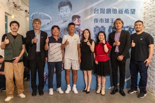 曾俊欣也與展逸簽約合作大合照。官方提供