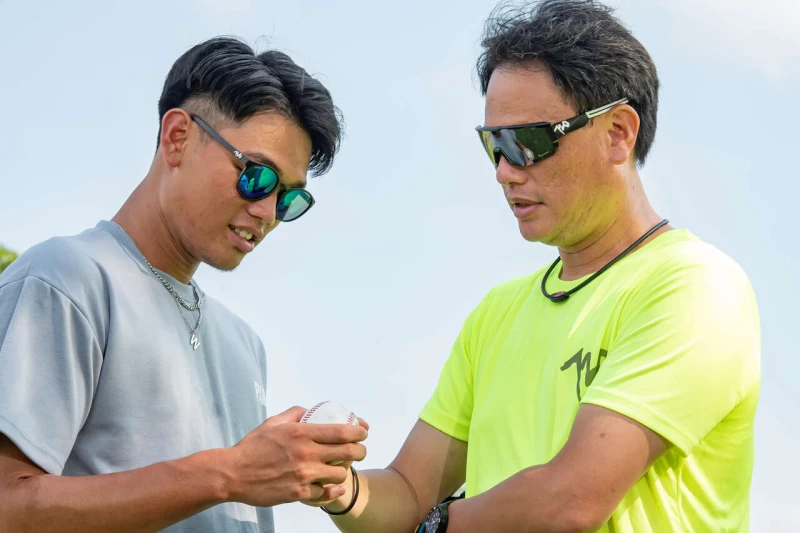 曹竣崵一家愛運動挺公益 你捐款送暖 720 armour送你海廢再生鏡 (品牌公關提供)