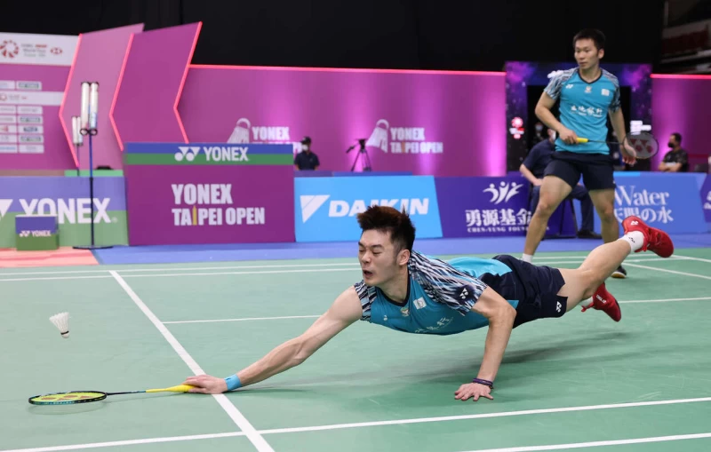 王齊麟(左)李洋逃掉2賽末點驚險獲勝。李天助攝