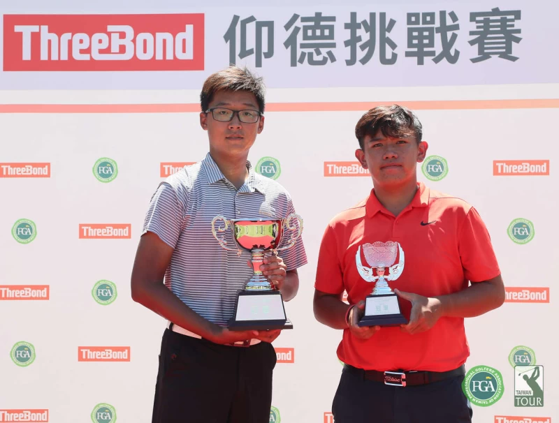 職業冠軍陳伯豪左與業餘最佳球員張簡克諺。TPGA提供/葉勇宏攝影