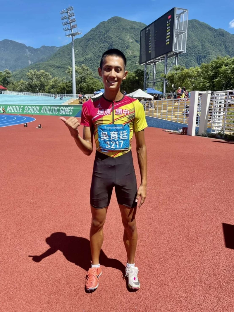 吳育廷左、右腳穿不同顏色的釘鞋。吳敏欣攝
