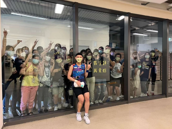 因防疫規定,小戴只能隔著玻璃與球迷合照。摘自戴資穎臉書