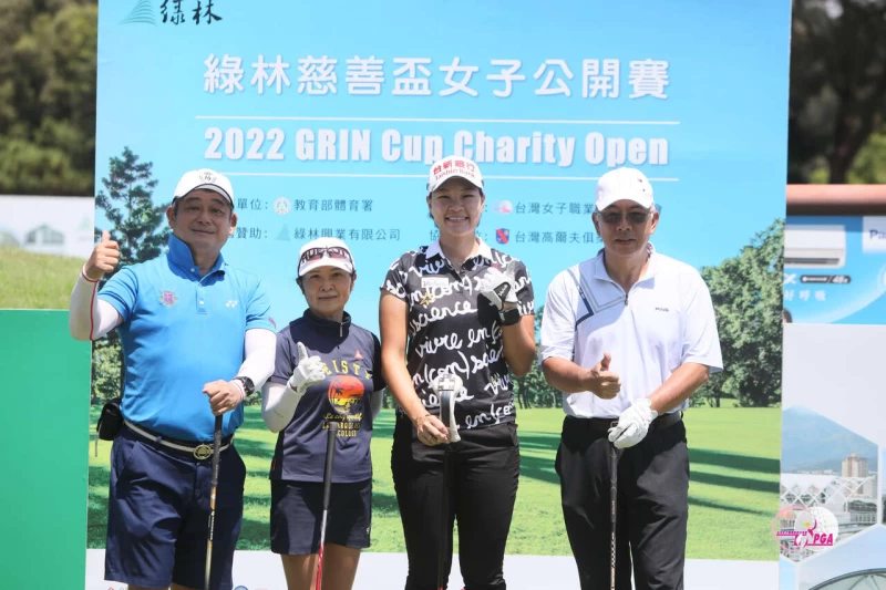 配對賽冠軍由選手劉嬿右2與三位業餘球友獲得。TLPGA提供 /林聖凱攝