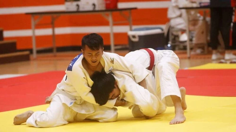 李岳洋(左)攻勢主動,不斷出招。姚瑞宸攝