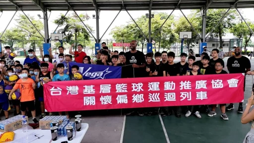 戴維斯下鄉推廣籃球。(台灣籃球基層發展協會提供)