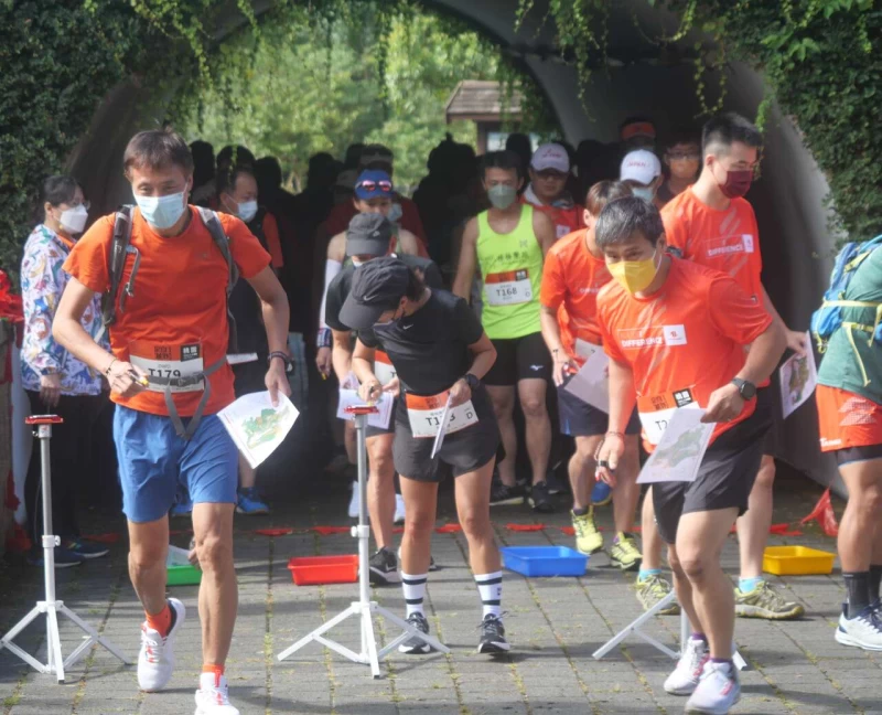 定向越野桃園站,比賽一放行就開始認真起跑。中華民國定向越野協會提供
