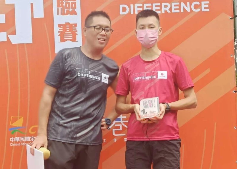 獲得總排第一的陳煜杰(右)。定向越野協會提供