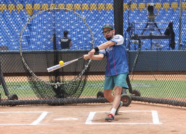 野球乾一杯主持人阿強率先於Red Bull Batting Mania打擊狂人決賽體驗打擊,開場直呼能在球場上揮棒就是圓夢。官方提供