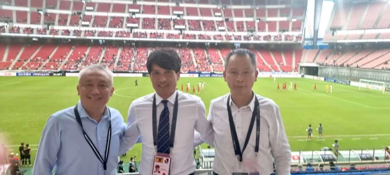 王筱薰 (右) 與前日本男足隊長宮本恆靖 (中)、FIFA 技術顧問 Mike Wong (左) 合照。(圖:王筱薰提供)