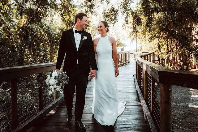 網球前世界球后巴蒂(Ash Barty)與她的長期伴侶基西克(Garry Kissick)結婚。摘自巴蒂IG